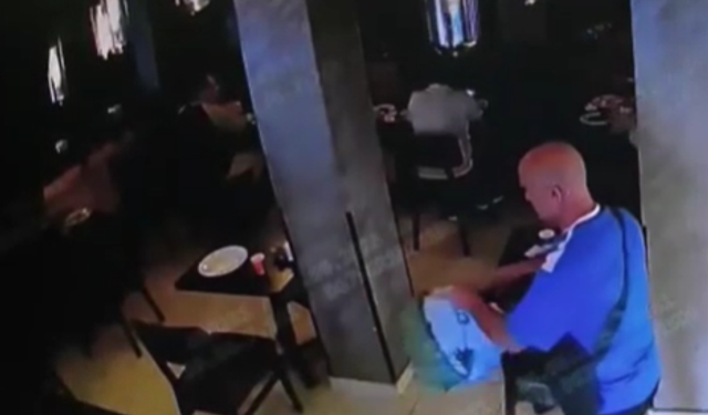 Kahvaltı yapan turistin çantasını çaldı