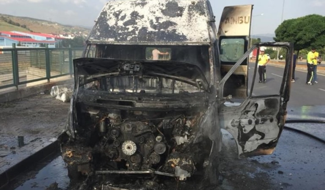 Börek minibüsünde korkutan yangın