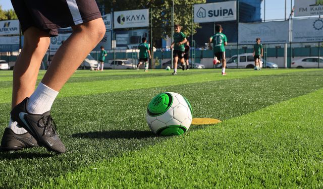 Harmanlıkspor'da yeni sezon, yenilenen zeminde başladı