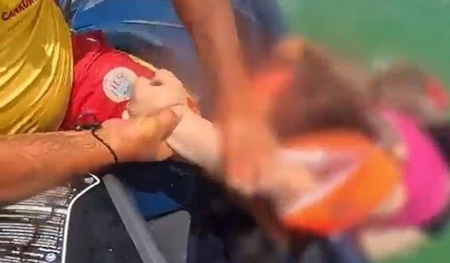 Boğulma tehlikesi geçiren kızı kurtarma anları kamerada