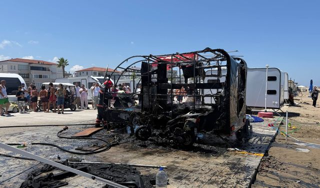 Karavan ve motosiklet kül oldu