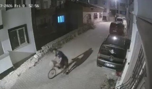 Elini kolunu sallayarak bisiklet çaldı