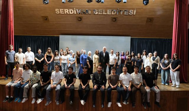 Serdivan'da gençler sahne deneyimi kazanıyor