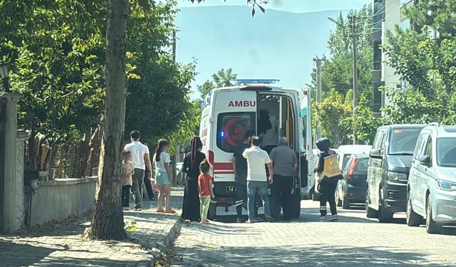 Genç kız balkondan düştü