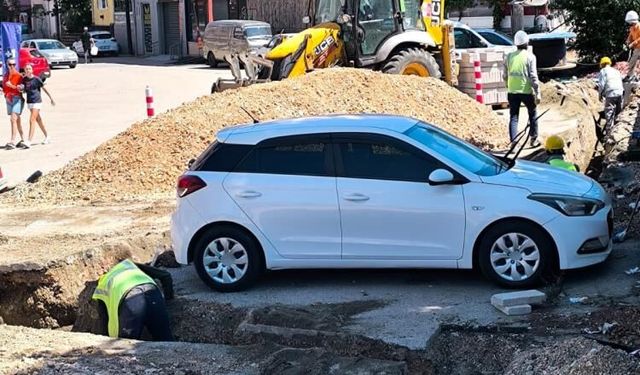 Araç sahibine ulaşılamayınca otomobilin etrafını kazdılar