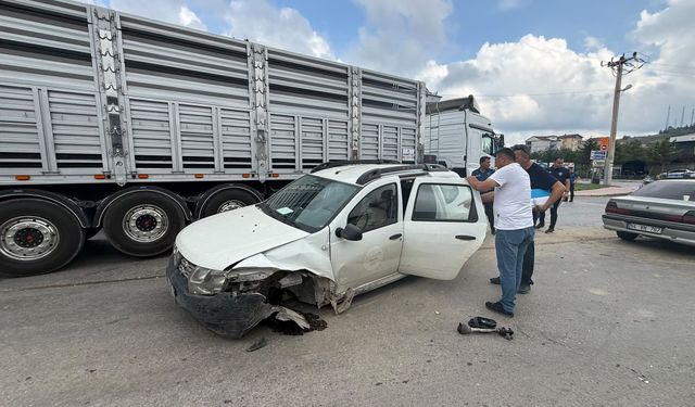 SUV ile otomobil çarpıştı
