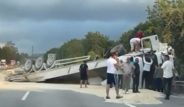 Anadolu Otoyolu’nda kum yüklü tır devrildi