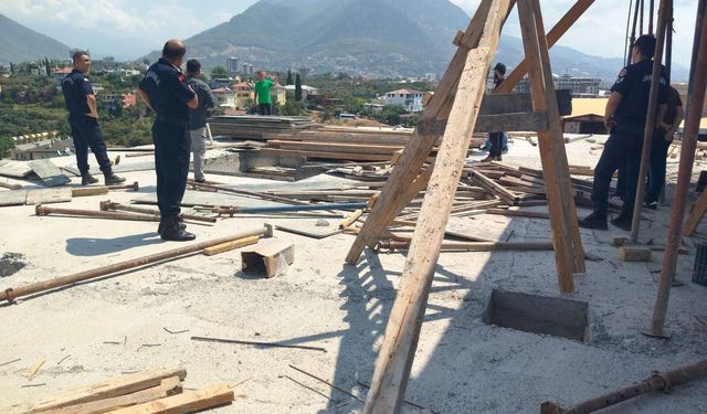 Eşini ve kayınvalidesini bıçaklayıp kendi canına da kıymak istedi