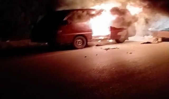 Seyir halindeki minibüs alev alev yandı