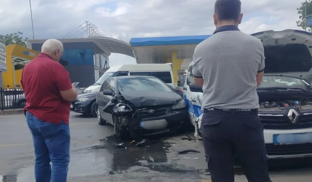 Kontrolü kaybedip polis aracına çarptı