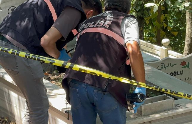Mezarda balmumu bebeğe sarılı muska bulundu!