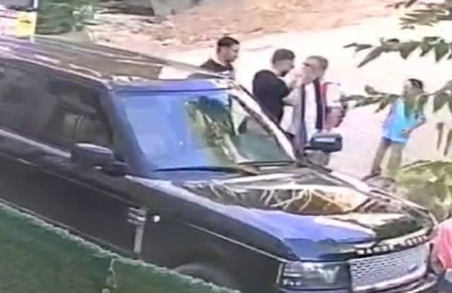 Hızlı aracı uyaran baba çocuklarının yanında darp edildi!