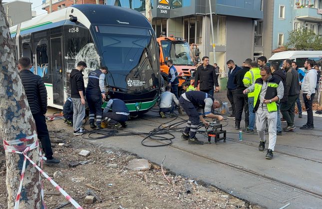 Komşuda tramvay kazası: 3 yaralı