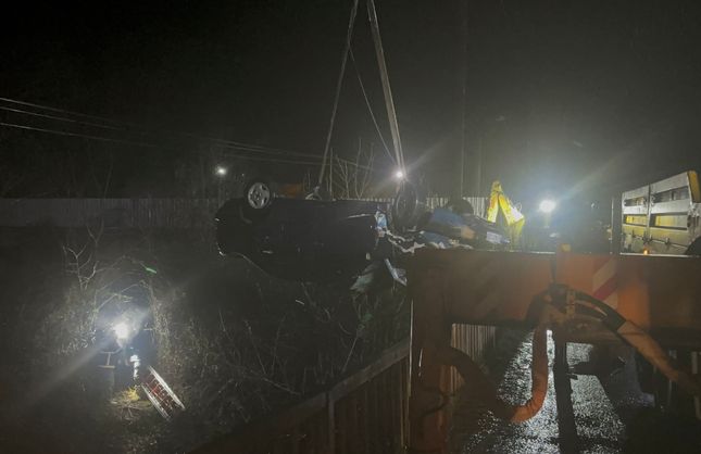 Otomobil çaya uçtu: Baba ve oğlu öldü