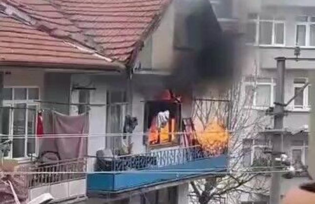 Çıkan yangında elektrik kabloları patladı!