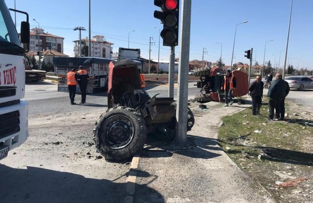 Tırın çarptığı traktör ikiye ayrıldı