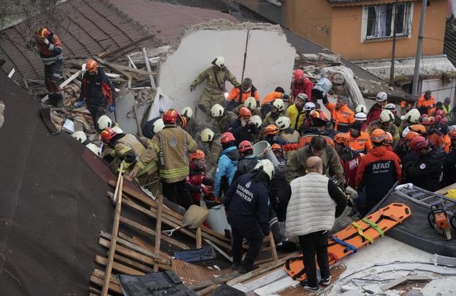 Fatih'te iki bina çöktü: Göçük altında kalanlar var!