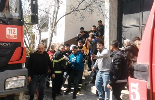 Komşusunu kurtarmak isterken yangının ortasında kaldı