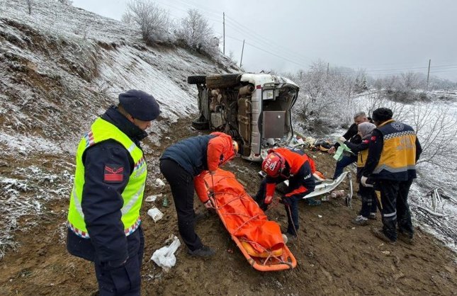 Ambulans uçuruma yuvarlandı: 1 ölü, 4 yaralı