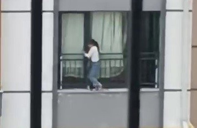 Korkulukta gezinen çocuk yürekleri ağza getirdi