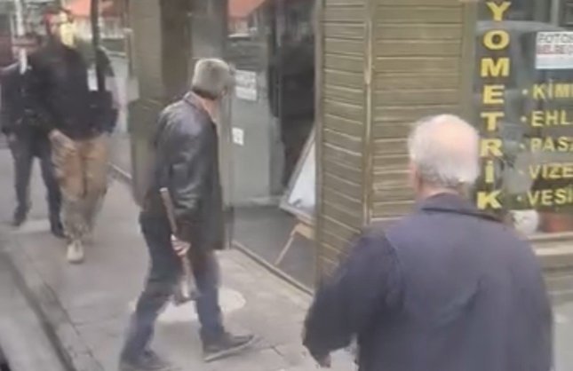 Trafikte baltalı kavga