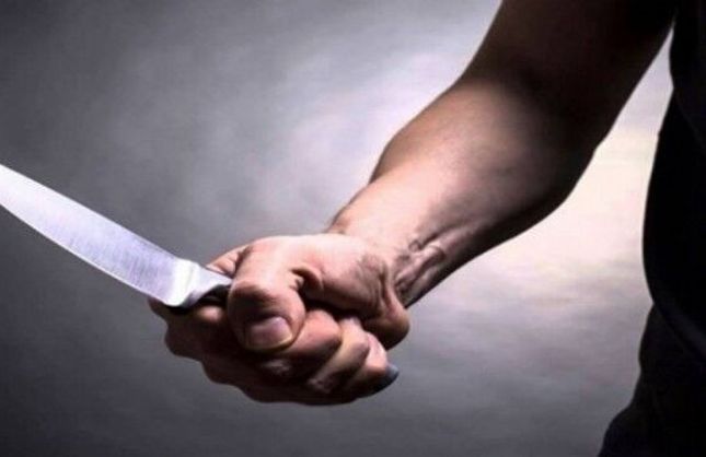 Cezaevinden izinle çıkıp eşini ve bir kadını sırtından bıçakladı