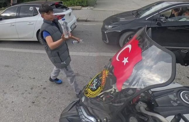 Camında Türk bayrağı olan motosikletliye su hediye etmek istedi