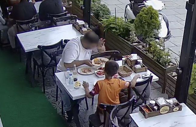 Yemeğine kendi kılını atıp para ödemek istemedi