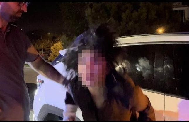 Gazetecilere tükürdü, polis aracına saldırdı