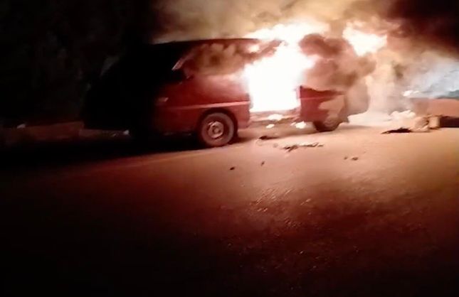 Seyir halindeki minibüs alev alev yandı