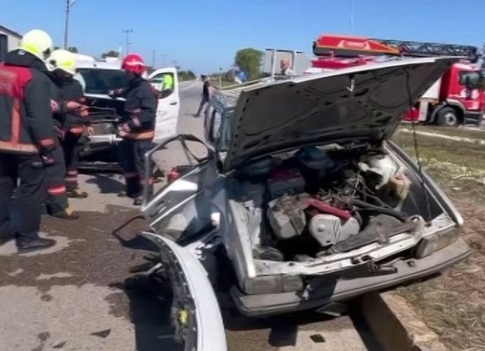 Karasu Belediyesi'ne ait araç ile otomobil çarpıştı!