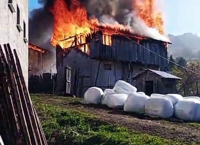 Ev ve samanlık alev alev yandı