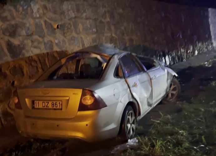 Otomobil istinat duvarına çarptı: 2 yaralı