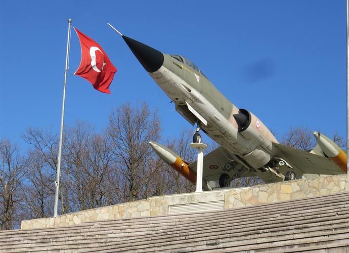 Bayraktepe'deki F4 uçağı 216 bin liraya temizlenecek