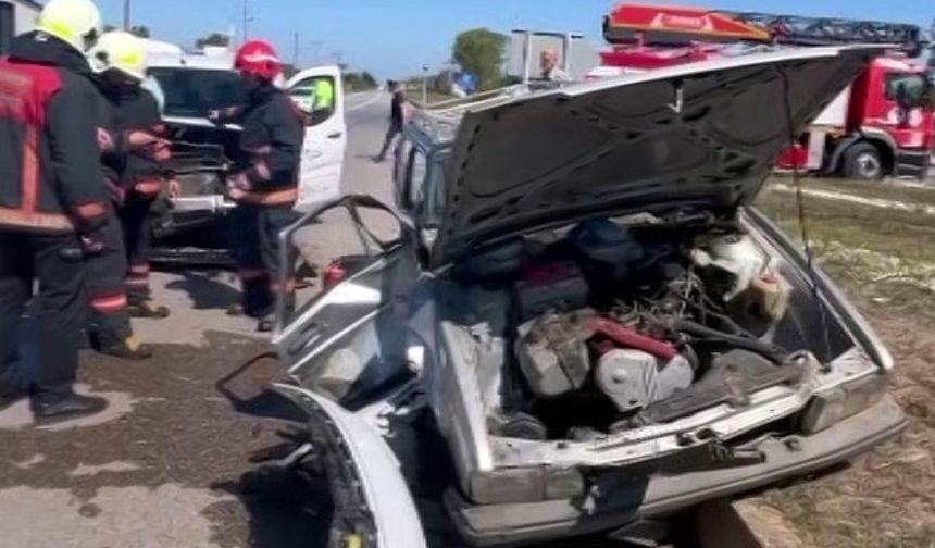 Karasu Belediyesi'ne ait araç ile otomobil çarpıştı!