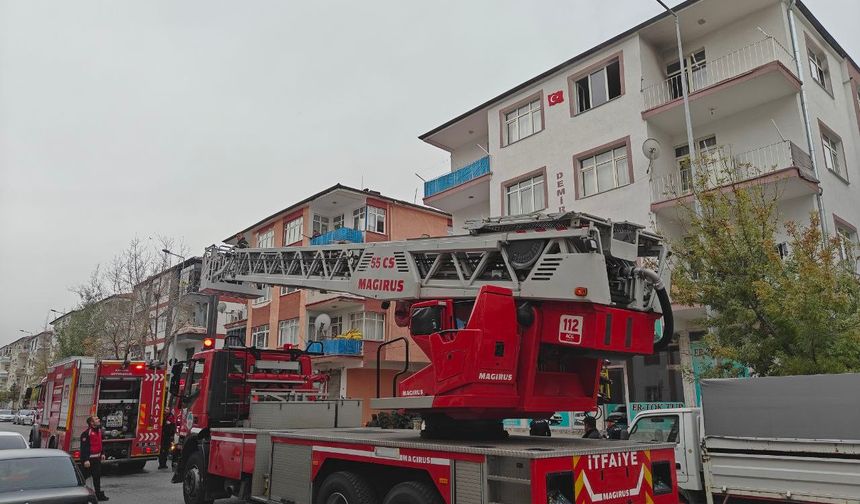 Kendini kilitlediği evini ateşe verdi!