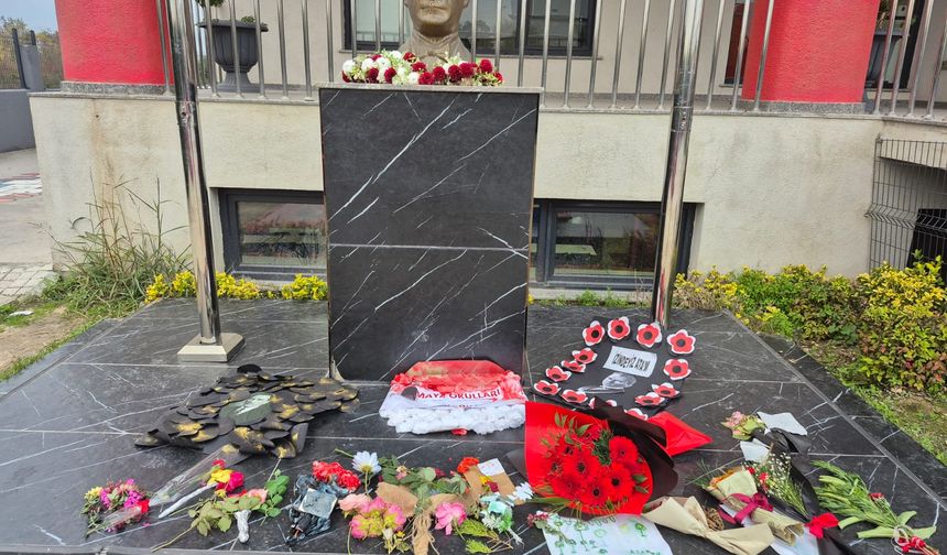 Atatürk'ü karanfillerle andılar