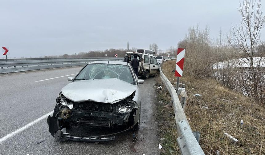 Kaza yaptıkları araçtan indiler: Otomobil çarptı