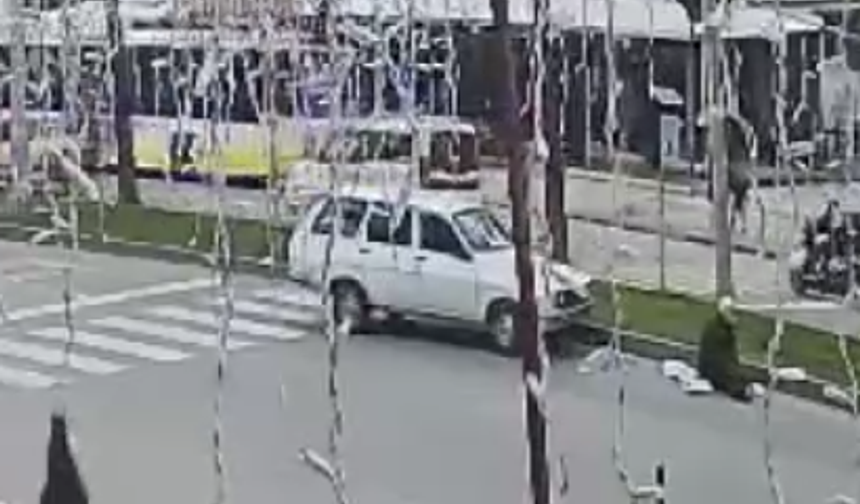 Yaya geçidinden yürürken araba çarptı