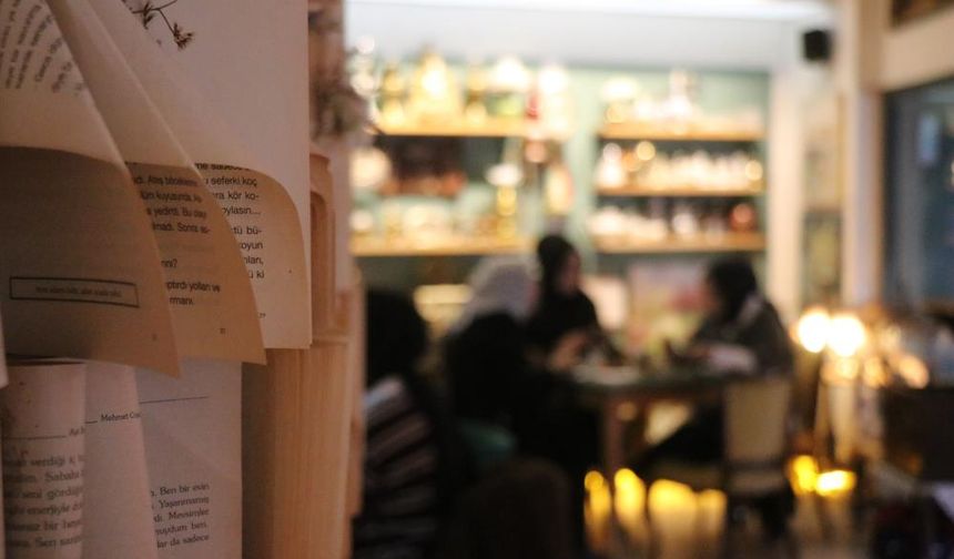 O kafenin kapısı tarihe açılıyor