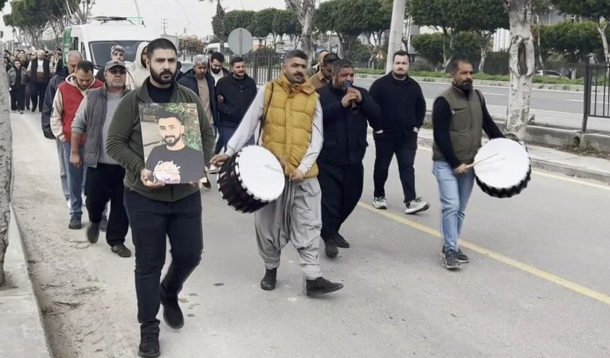 Kazada ölen gencin cenazesi davul zurnayla uğurlandı