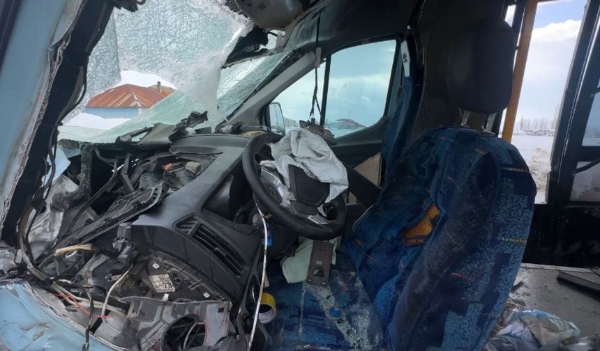 Halk otobüsüyle minibüs çarpıştı: 18 yaralı