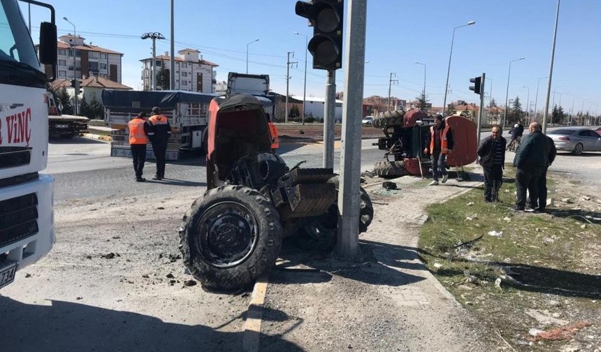 Tırın çarptığı traktör ikiye ayrıldı