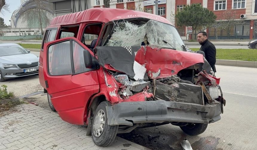 Park halindeki kamyonete çarptı: Kağıt gibi ezildi