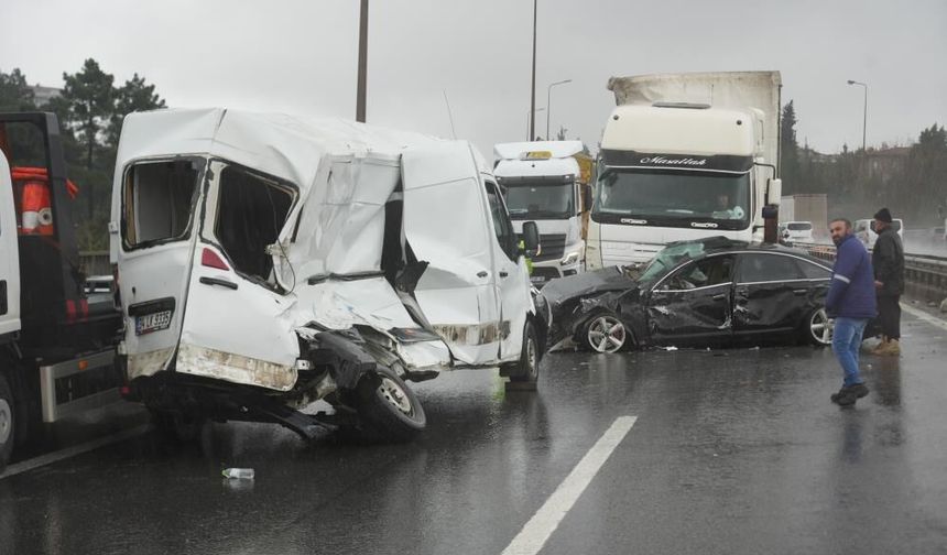TEM'de 6 araç birbirine girdi!