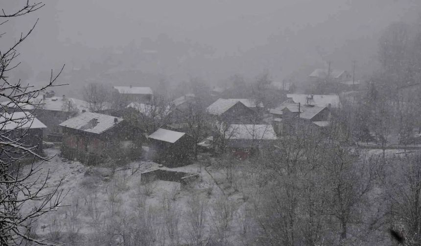 Merkezde yağmur kırsalda kar