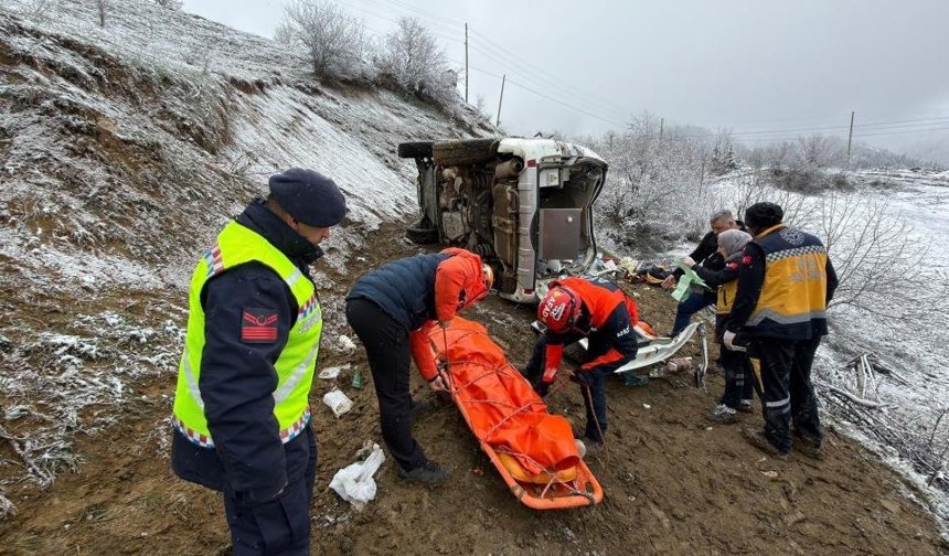 Ambulans uçuruma yuvarlandı: 1 ölü, 4 yaralı