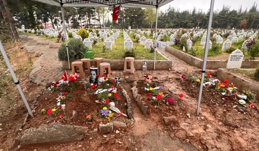Saldırıda hayatını kaybeden öğrencilerin mezarlarına notlar bırakıldı