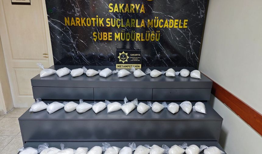 Otomobilin çamurluğundan kilo kilo zehir çıktı!