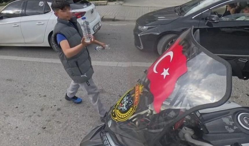 Camında Türk bayrağı olan motosikletliye su hediye etmek istedi
